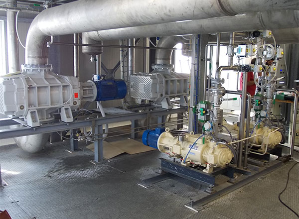 Vacuum unit for emptying condenser